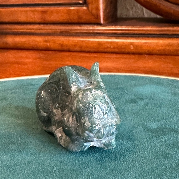 Moss Agate bunny rabbit. With a bit of druzy on bottom. 1.5 inch - Picture 2 of 5